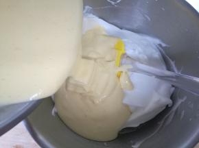 倒回蛋白盆内，再次以翻拌手法混合均匀。