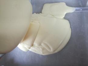 倒入铺好油纸的烤盘内。