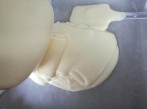 倒入铺好油纸的烤盘内。