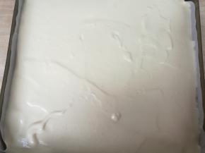 用刮板刮平。轻震烤盘，震出大气泡。