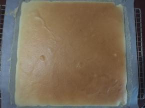 出炉后，连同油纸一起晾至烤网，无需倒扣。