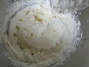 淡奶油200克加糖20克，打发。