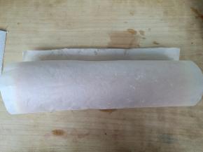 借助油纸顺势卷起，定型。