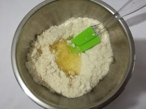 杏仁粉和糖粉混合（我买的无需过筛的杏仁粉），TPT挖坑加入蛋清33克，盖住。