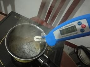 纯净水加糖小火煮到118度，离火。