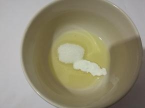 蛋白加入糖（我一次性加入的，也可分三次加入）。打发至湿性偏干状态。这一步可在糖水熬至100度开始。