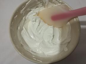 煮好的糖水呈流线状加入蛋白霜中，打蛋器高速打发，至出现纹路。