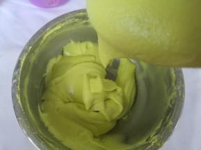 打发好的蛋白霜分三次加入到上一步中，加入色粉调到自己喜欢的颜色，第一次压拌，消泡也没关系。第二次戚风一样翻拌，第三次飘带拌，捞起，抖落。至飘带状拌好。