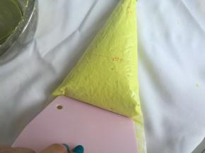 裱花袋装入中号圆形裱花嘴，装入裱花袋，用刮板推至裱花嘴处。