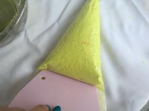裱花袋装入中号圆形裱花嘴，装入裱花袋，用刮板推至裱花嘴处。