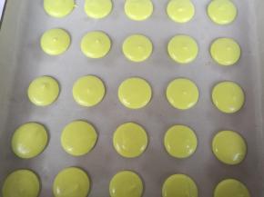 垂直挤在铺了油布的烤盘上，晾皮至不粘手状态，大概30分钟左右。