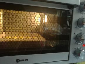 烤箱预热上下火160度入烤箱烘烤15分钟即可。