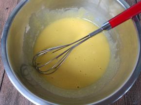 至蛋白颜色发白。