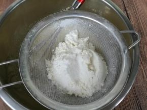 泡打粉和低粉混合过筛，加入蛋黄糊内。