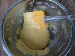 混合搅拌均匀，不要过久搅拌，防面糊起筋。牛奶看状态酌量加入（面糊不是太稀就不用加了）。搅拌好的状态，刮刀挑起成倒三角间断滴落的浓稠状态，不能太稀，也不能太稠了。