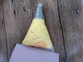 用刮板把蛋糊推至裱花袋口。