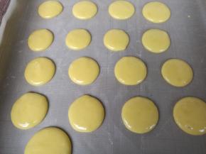 有间隔的挤在烤盘上。刚开始挤在烤盘上是有一个小尖尖，没关系，等下就变圆了。