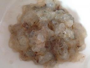 2、新鲜大虾去头尾和虾线剁成茸。