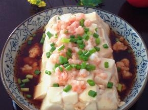 5、出锅后撒上葱花就可以吃了。