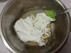 打发好的蛋白霜分三次加入到上一步中。第一次压拌，消泡也没关系。第二次戚风一样翻拌，第三次飘带拌，捞起，抖落。