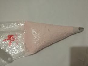 裱花袋装入中号圆形裱花嘴，装入杏仁糊。