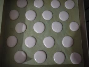 垂直挤在烤盘上，晾皮至不粘手状态，大概30分钟左右。