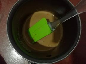 淡奶油加入糖小火加热至手温。