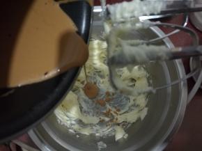 黄油室温软化稍微打发。温热的淡奶油分次加入到黄油中打蛋器高速打发。每一次搅打均匀后再加入下一次。