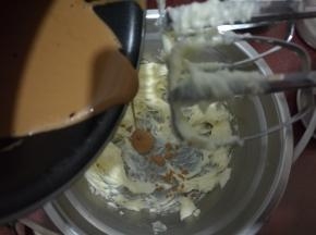 黄油室温软化稍微打发。温热的淡奶油分次加入到黄油中打蛋器高速打发。每一次搅打均匀后再加入下一次。