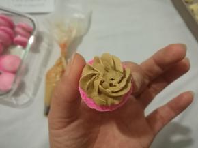 挤在其中一片上，再拿一片盖住，完成。夹好馅后入冰箱冷藏过夜才更好吃。