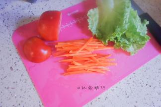 蔬菜洗净，胡萝卜切丝、番茄切片备用