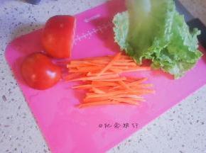 蔬菜洗净，胡萝卜切丝、番茄切片备用