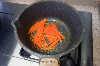 胡萝卜丝用油稍微炒熟备用