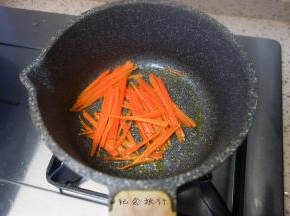 胡萝卜丝用油稍微炒熟备用