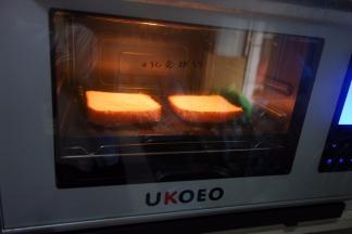 烤箱预热将吐司切片用170度烤5-10分钟烤到微黄