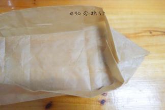 等待期间用油纸根据吐司大小叠一个盒子