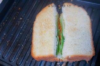 用刀对半切开放在油纸盒子里即可