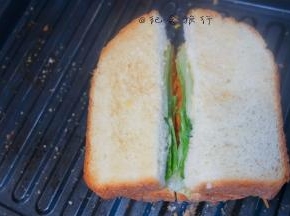 用刀对半切开放在油纸盒子里即可