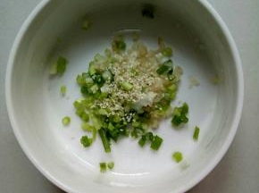 葱切葱花，姜切细丁，熟芝麻少许放入碗里，香菜切碎备用