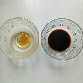 1茶匙花生油加半茶匙香油放一碗里，生抽2茶匙加香醋1茶匙放一碗里备用