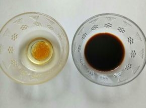 1茶匙花生油加半茶匙香油放一碗里，生抽2茶匙加香醋1茶匙放一碗里备用