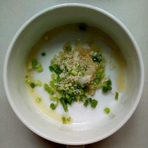 把混合好的油加热至冒烟浇在准备好的葱碗里