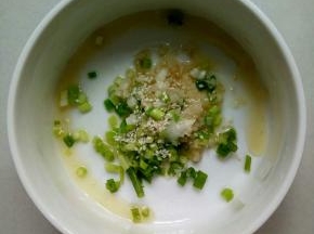 把混合好的油加热至冒烟浇在准备好的葱碗里