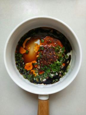 然后加入生抽混合液，再加入盐1小勺，鸡精1小勺，辣椒油2茶匙