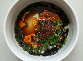 然后加入生抽混合液，再加入盐1小勺，鸡精1小勺，辣椒油2茶匙