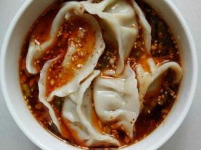 加入下好的熟水饺，适量的高汤或者开水