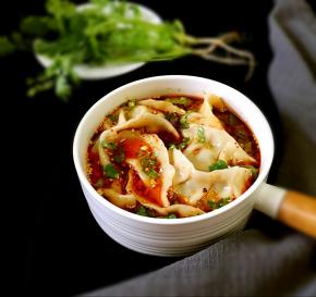 撒上香菜拌匀即可