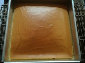 送入预热好的烤箱水浴法上火140度，下火150度烘烤70分钟即可。