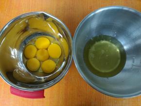 鸡蛋分离蛋清蛋黄，5个蛋黄+1个全蛋放在一个盆内，5个蛋白放在一个盆内。