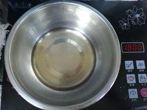 玉米油煮至出现纹路，关火。